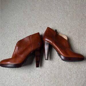 Frye Harlow Campus Leather Booties Cognac Brown Size 8.5M